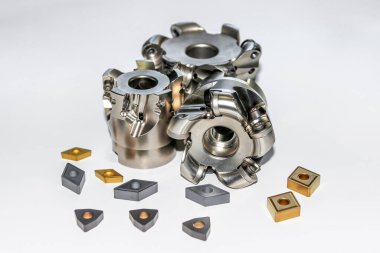 İki hasarsız ve CNC değirmen makinesi için bir hasarlı indekslenebilir değirmen kesici dört tip karpit ekleyicisi ve seçici odaklı beyaz üzerine izole edilmiş