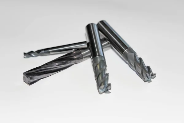 Profesyonel kesme aletleri. Beyaza izole edilmiş dört farklı tip ve boyutta karpit fabrikası. Seçici odaklı fotoğraf 