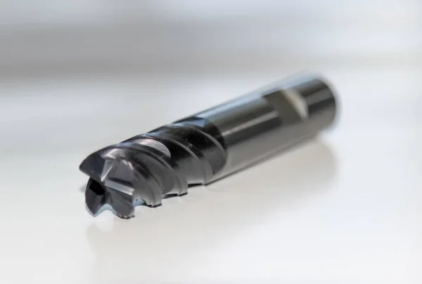 Beyazda izole edilmiş bir son değirmen kesici. Seçici odaklı fotoğraf 