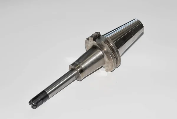 Son değirmen için seçici odaklı beyaz üzerine izole edilmiş bir collet chuck