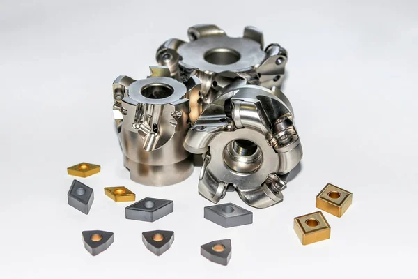 İki hasarsız ve CNC değirmen makinesi için bir hasarlı indekslenebilir değirmen kesici dört tip karpit ekleyicisi ve seçici odaklı beyaz üzerine izole edilmiş