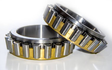 Seçici odaklı, çift sıra konik paten taşıyan merkez ünitenin paten kafeslerinin yakınlaştırılması