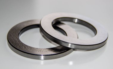 İki dış halka seçici odaklı kayganlaştırıcı ile yağlanmış bir itme silindiri için