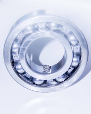 Büyük bir yatağın içinde küçük bir tanesine odaklanmış küçük bir konum.