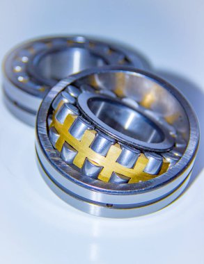 Seçici odaklı iki çift sıra küresel rulo rulo