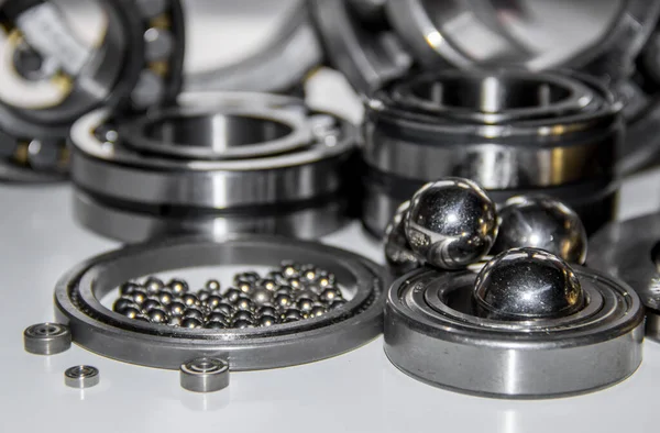 Arka plan olarak çeşitli bilyelerin ortasındaki büyük ve küçük paslanmaz toplar.