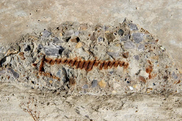 Una Varilla Refuerzo Oxidada Parcialmente Vista Una Losa Hormigón Armado — Foto de Stock