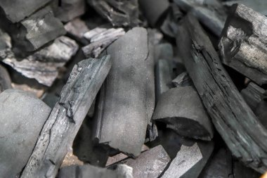 Arkaplan olarak kömürün mangal ızgarasına yakın plan