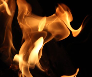 Gece çıkan yangının bulanık arkaplan görüntüsü. Siyah arka planda bir yangının fotoğrafı. Alev uçlarının yakınlaştırılması