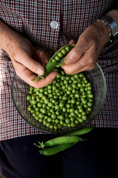 Alte Weiße Frauenhände Putzen Grüne Erbsen — Stockfoto