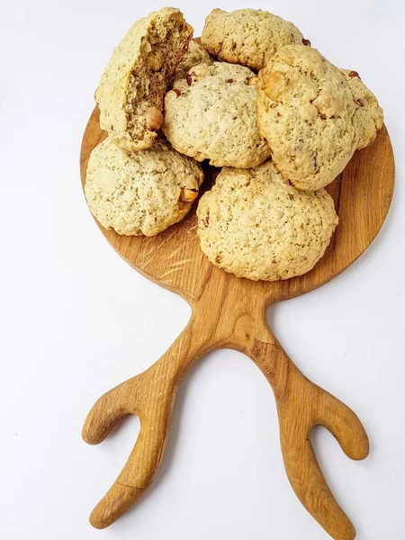 Biscotti fatti in casa su una tavola da cucina in legno su sfondo bianco . — Foto Stock