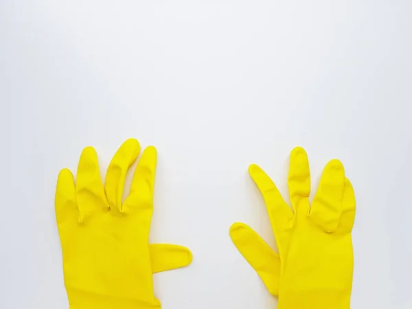 하얀 배경에 달린 노란 고무 장갑. — 스톡 사진
