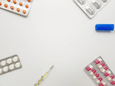 Merkür termometresi, beyaz bir yüzeyde turuncu ve beyaz renkli tablet levhalar..