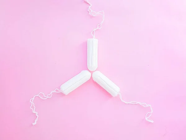 Гігієна жінок інтимні аксесуари. Чистий білий тампон на рожевому тлі. Менструальний цикл. Простір для тексту . — стокове фото