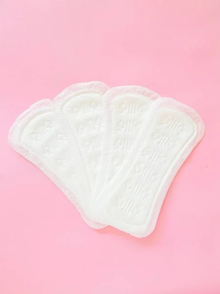 Accesorios para mujer de higiene íntima. Toallas sanitarias diarias. Ciclo menstrual . — Foto de Stock