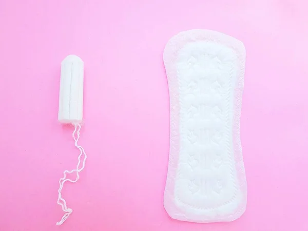 Інтимні засоби жіночої гігієни. Щоденний тампон і гігієнічні прокладки. Менструальний цикл . — стокове фото