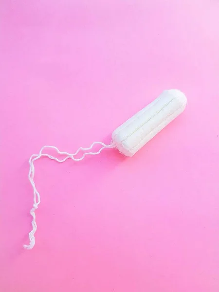 Kadınların hijyen aksesuarları. Pembe arka planda temiz beyaz bir tampon. Adet döngüsü. Metin için boşluk. — Stok fotoğraf