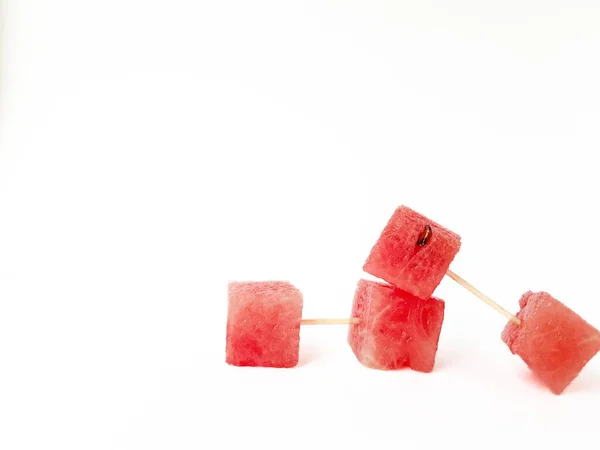 Strahlend reife saftige rote Wassermelonenquadrate auf weißem Hintergrund. Raum für Text. — Stockfoto