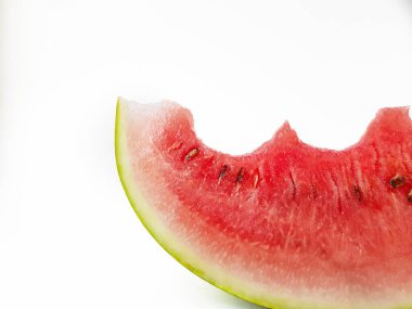 Beyaz arka planda kırmızı bir karpuzun sulu parlak kısmı. Biraz karpuz. Dişlerden gelen iz..