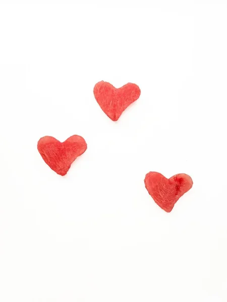 Λαμπερό ζουμερό κόκκινο καρπούζι σε σχήμα καρδιάς. Χώρος για κείμενο. Γλυκιά ημέρα του Αγίου Βαλεντίνου. — Φωτογραφία Αρχείου