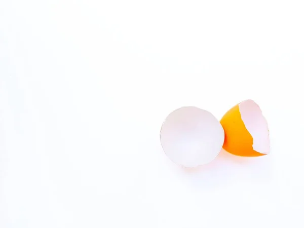 Broken yellow eggs on a white background close-up. — Stock Photo, Image