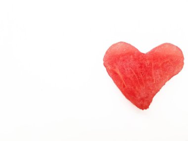 Kalp şeklinde parlak sulu kırmızı karpuz. Mesaj için yer var. Tatlı Sevgililer Günü.