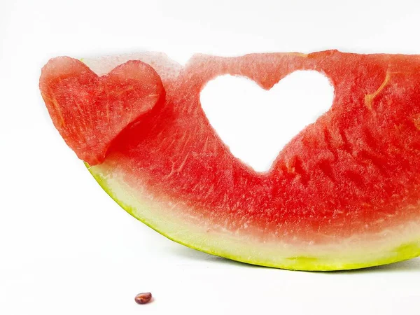 Kalp şeklinde parlak sulu kırmızı karpuz. Mesaj için yer var. Tatlı Sevgililer Günü. — Stok fotoğraf