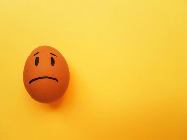 Parlak sarı arka planda tavuk sarısı yumurtalar. Metin için boşluk.