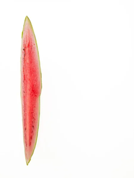 Яркий сочный красный арбуз разрезан на ломтики на белом фоне. Пространство для текста . — стоковое фото
