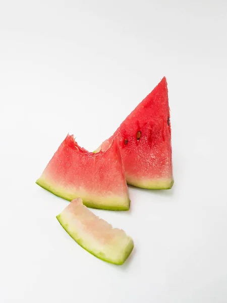 Strahlend saftige rote Wassermelone in Scheiben geschnitten auf weißem Hintergrund. Raum für Text. — Stockfoto