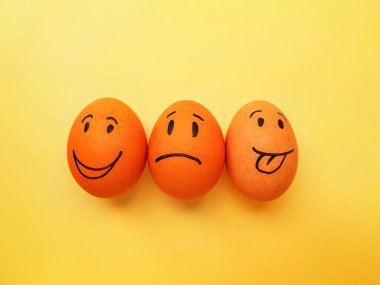 Parlak sarı arka planda tavuk sarısı yumurtalar. Metin için boşluk.