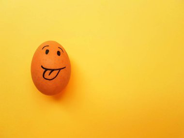 Parlak sarı arka planda tavuk sarısı yumurtalar. Metin için boşluk.