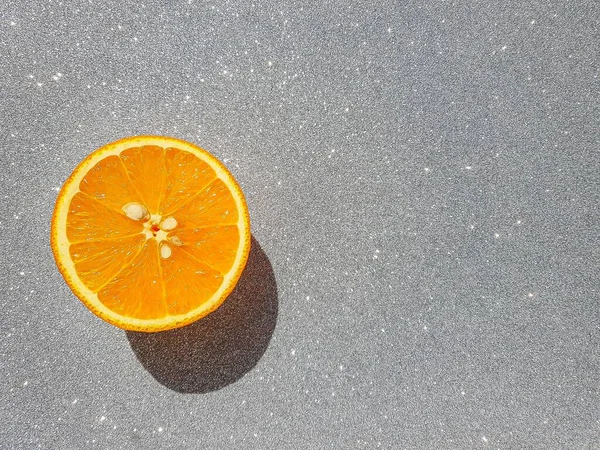 Bright juicy delicious orange on a gray shiny background. Space for text. — Stock Photo, Image