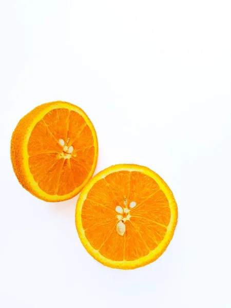 하얀 배경에 쥬시같은 밝고 달콤 한 오렌지가 있습니다. 구매자의 텍스트를 위한 위치. — 스톡 사진