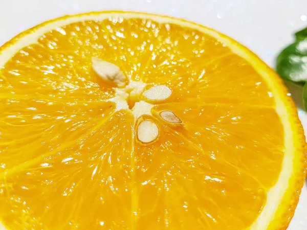 Λαμπερό ζουμερό λαχταριστό πορτοκάλι σε λευκό λαμπερό φόντο. Χώρος για κείμενο. — Φωτογραφία Αρχείου