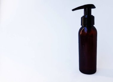 Beyaz arka planda siyah renkli kozmetik şişe kapları ve beyaz arka planda marka düzeni için boş bir etiket. Metin için boşluk.