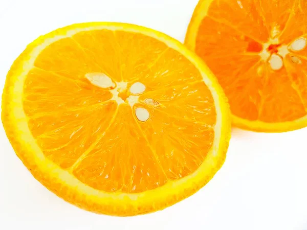 Ζουμερό φωτεινό γλυκό πορτοκαλί σε λευκό φόντο. Θέση για το κείμενο των αγοραστών. — Φωτογραφία Αρχείου