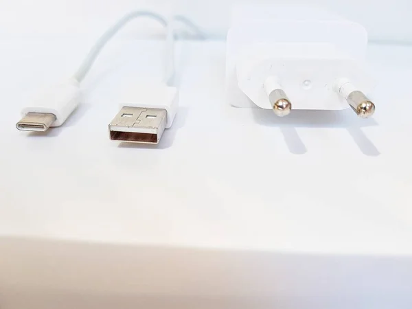 Ładowarka USB do białego telefonu. Białe tło. Miejsce dla kupujących tekst. — Zdjęcie stockowe