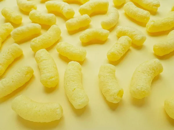 Gelbe Maisstäbchen auf gelbem Hintergrund. — Stockfoto
