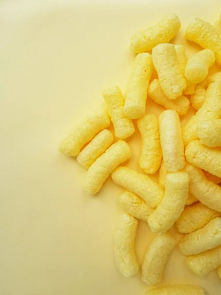 Palitos de maíz amarillo sobre un fondo amarillo . — Foto de Stock