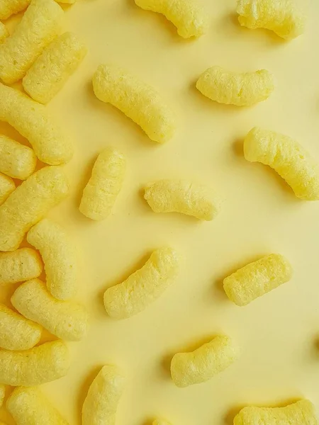 Жовті кукурудзяні палички на жовтому тлі . — стокове фото