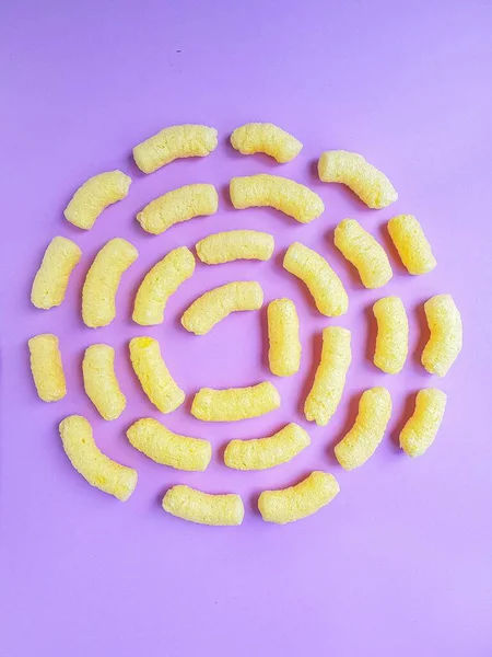 Жовті кукурудзяні палички на фіолетовому фоні . — стокове фото