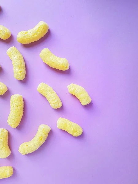 Желтая кукуруза палочки на фиолетовом фоне . — стоковое фото