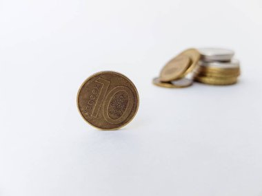 Beyaz arka planda beyaz bakır ve metal alaşımlı Belarus sikkeleri. Yığınla var. Kurtarıyorum. Yağmurlu bir gün için stok.