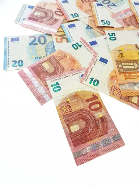 Papier monnaie de l'euro sur un fond blanc soigneusement disposé, droit, lisse. Dénomination vingt, dix, cinquante, cinq euros. Économies. Économiser. Le crédit. Oreiller de rechange pour un jour de pluie. — Photo