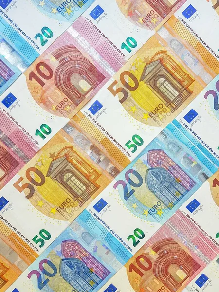 Papiergeld des Euro auf weißem Hintergrund sauber, gerade, glatt. Stückelung zwanzig, zehn, fünfzig, fünf Euro. Sparen. Sparen. Kredit. Ersatzkissen für einen Regentag. — Stockfoto