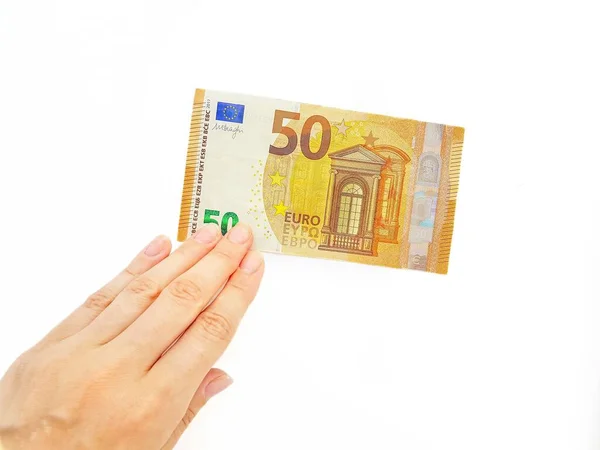 Kvinnors hand sträcker ut eurons papperspengar mot en vit bakgrund. Muta. Återbetalning av lån. Hypotekslån. Plikten. Löner. Avbetalning. — Stockfoto