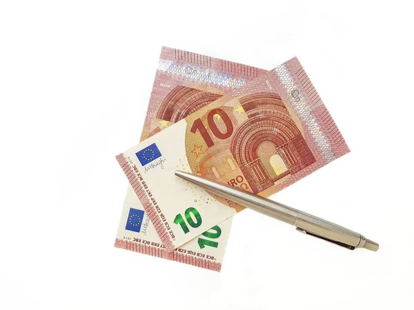 Billets en euros valeur unitaire dix avec une poignée en métal argenté sur fond blanc. — Photo