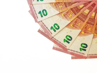 Beyaz arka planda Euro banknotları. Kağıt para.