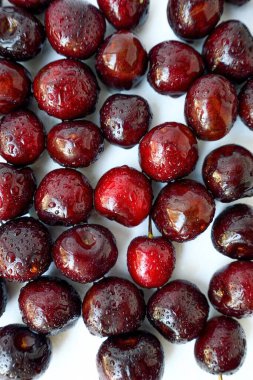 Beyaz arka planda parlak, sulu bir kiraz. Metin için bir yer.